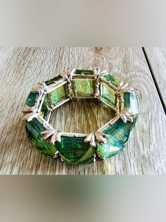 Vintage Jewelry - Green Tsavorite Crystal bracelet with gold Filagree accent